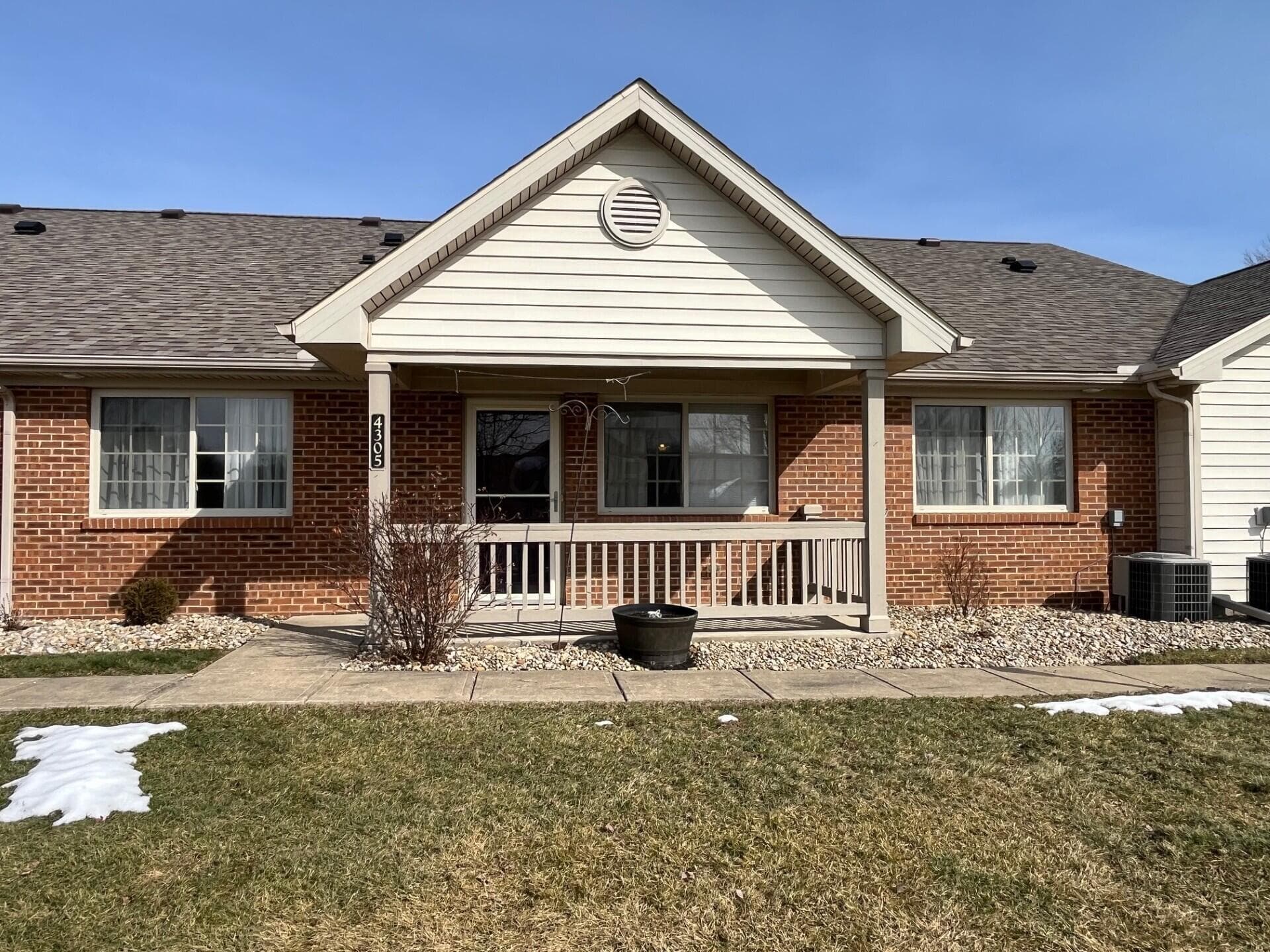 4305 Strattford Circle E, Zanesville, OH 43701