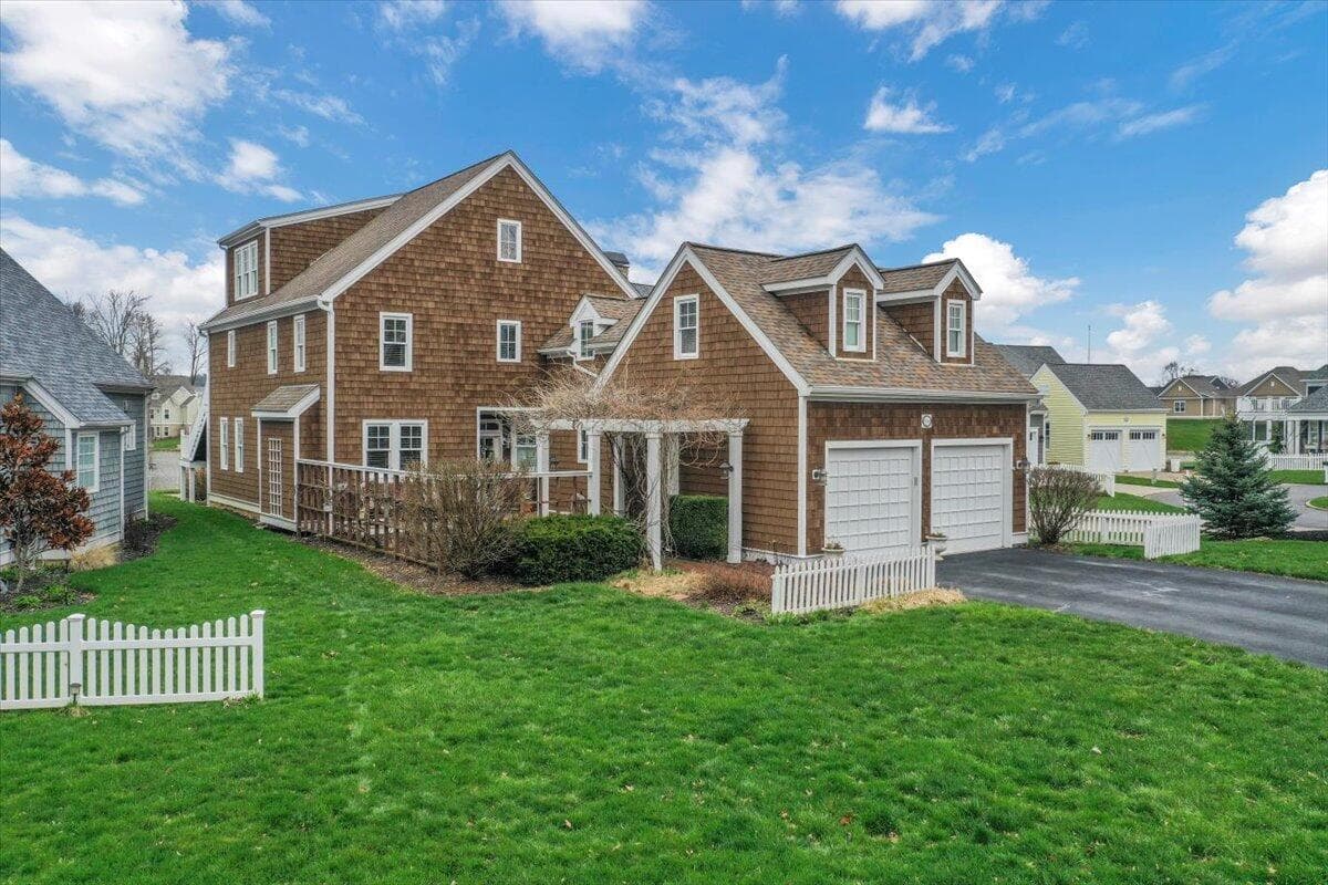 15150 Shoreline Drive W, Thornville, OH 43076