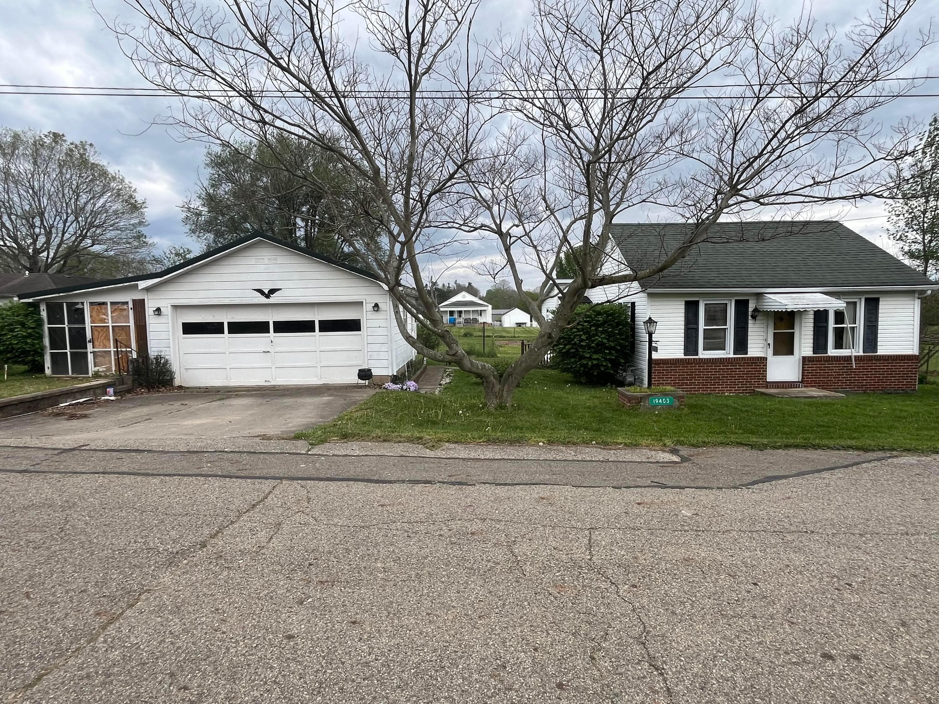 19403 High Street, Adelphi, OH