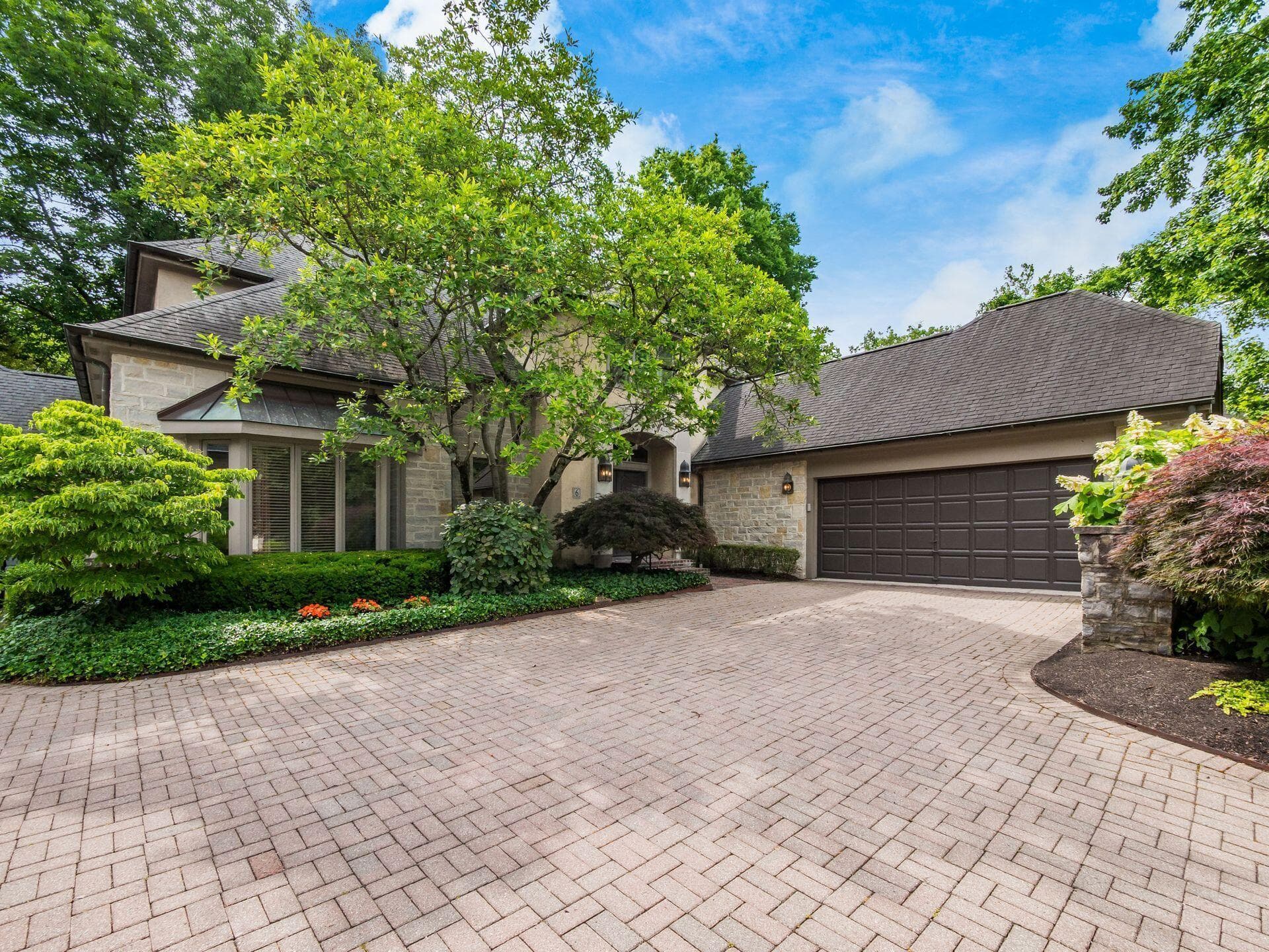 6 Lyonsgate Road, Bexley, OH