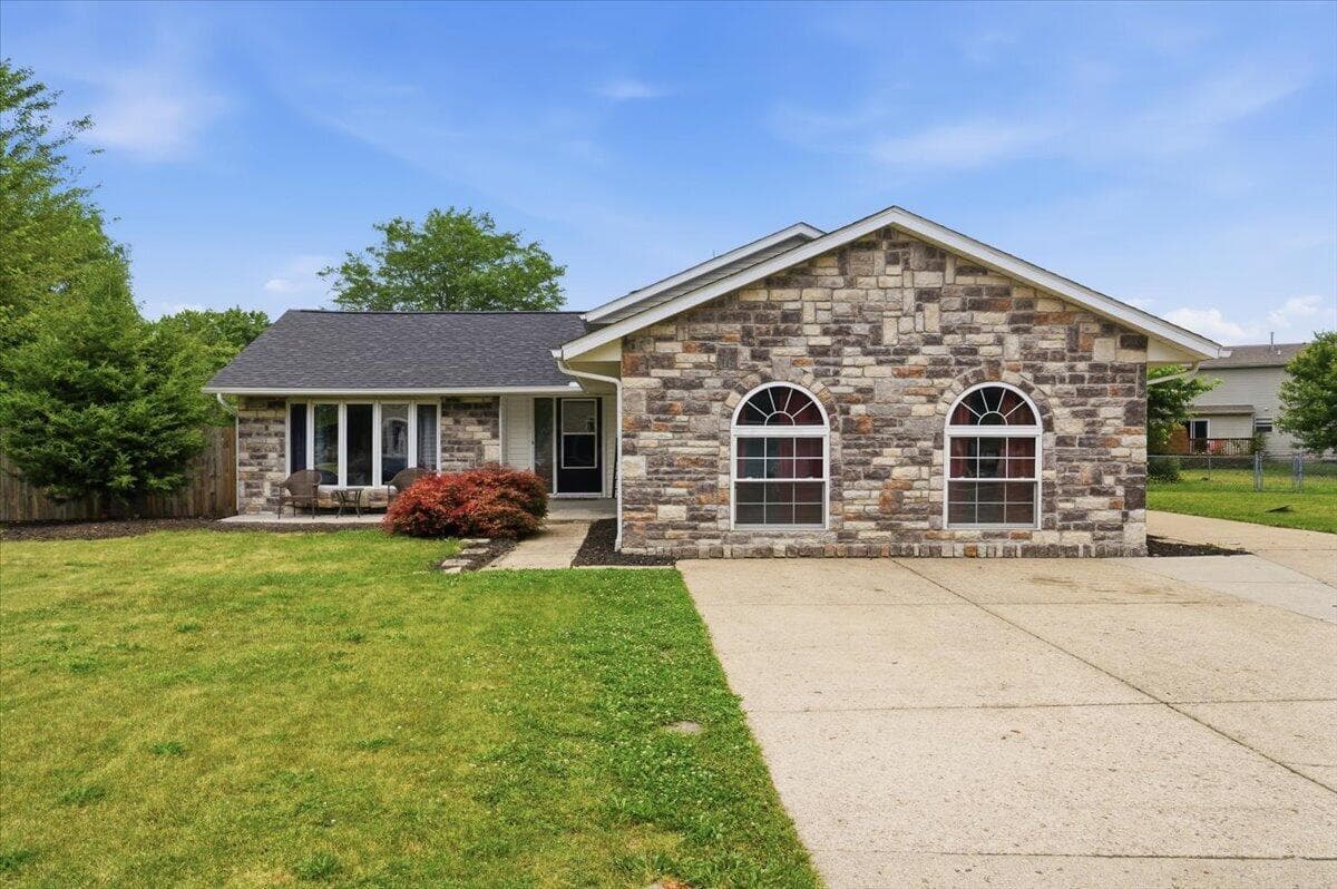 322 Old Meadows Court, Canal Winchester, OH 43110