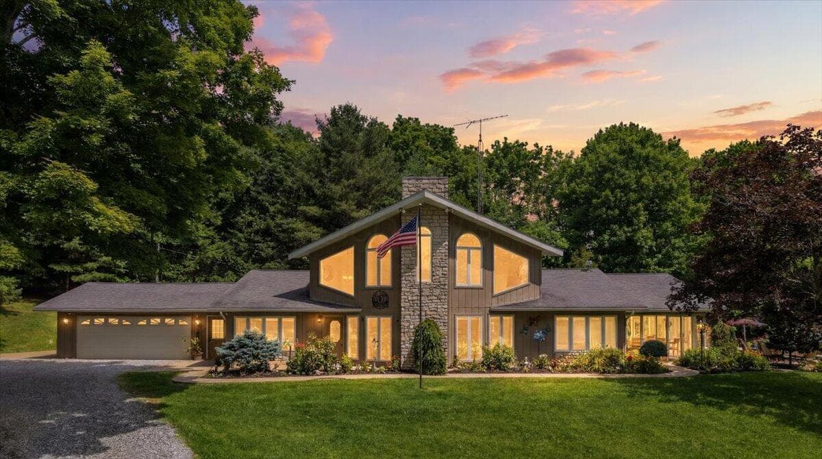 23479 Thompson Road, Howard, OH
