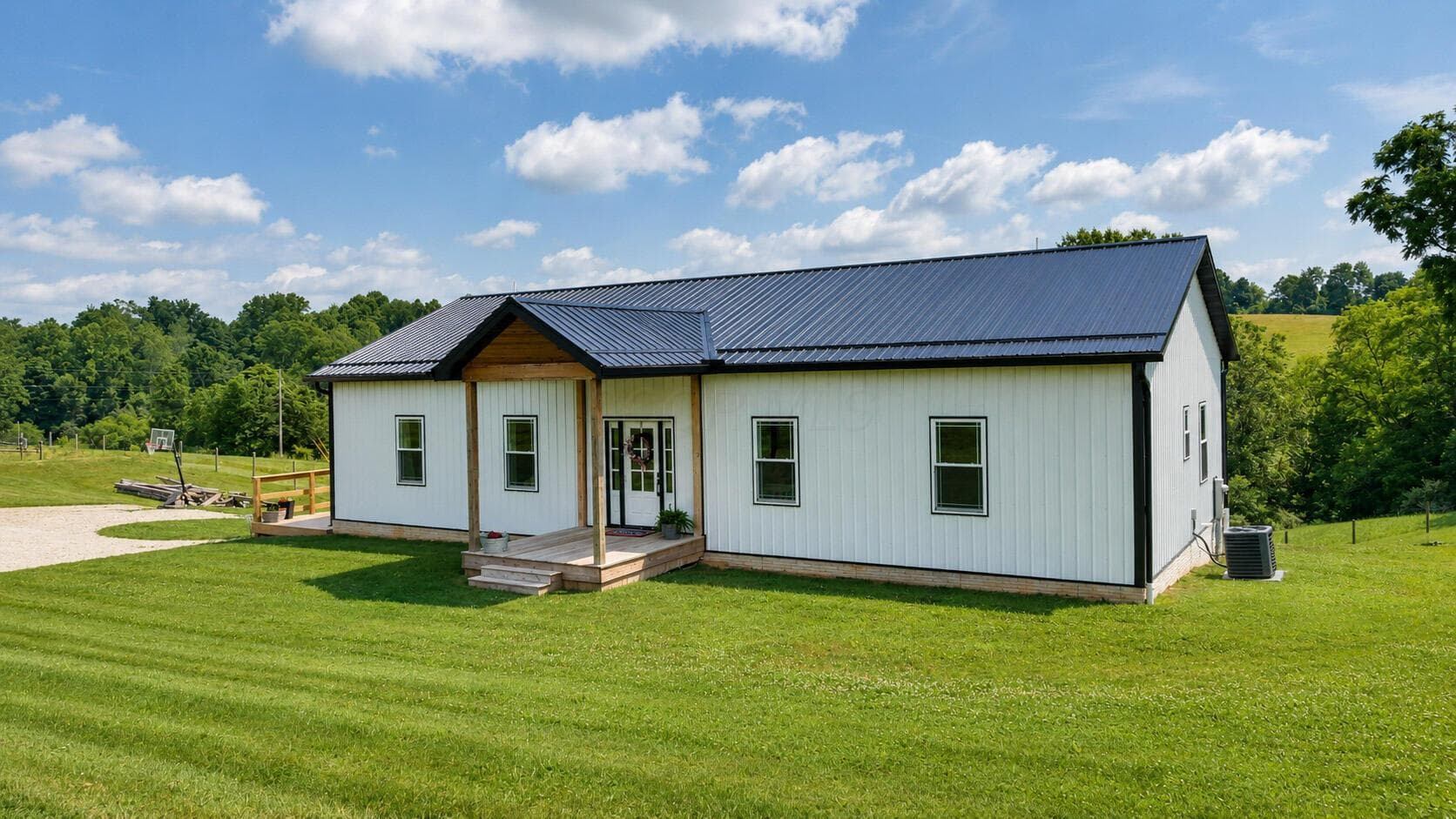 2244 N Parmiter Road NE, Mcconnelsville, OH 43756