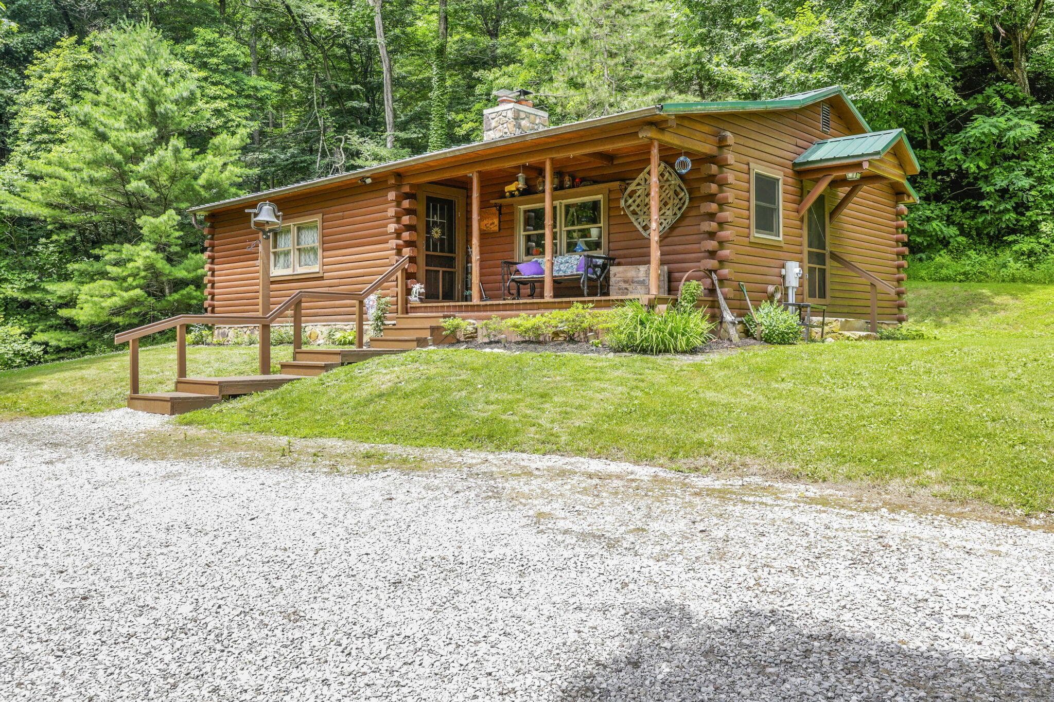 7899 Old Logan Road SE, Sugar Grove, OH