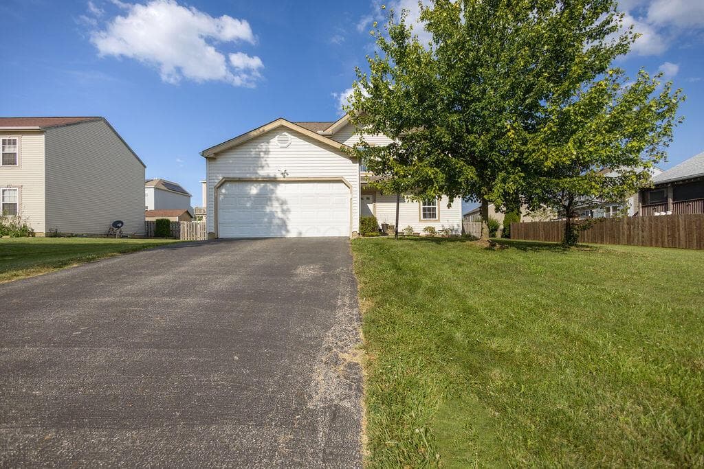 1049 Legacy Lane, Pataskala, OH 43062