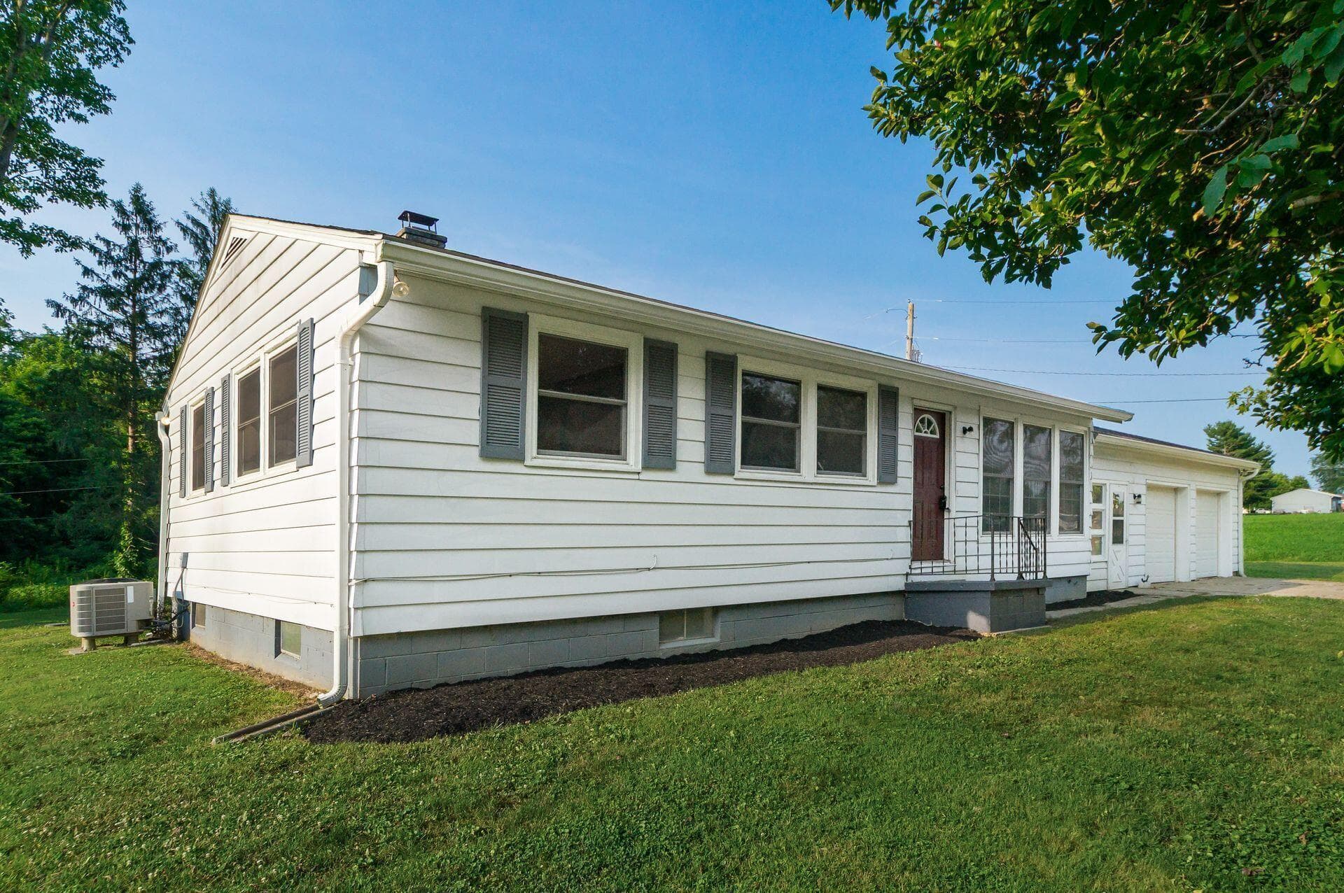 2390 Rainbow Drive NE, Lancaster, OH 43130