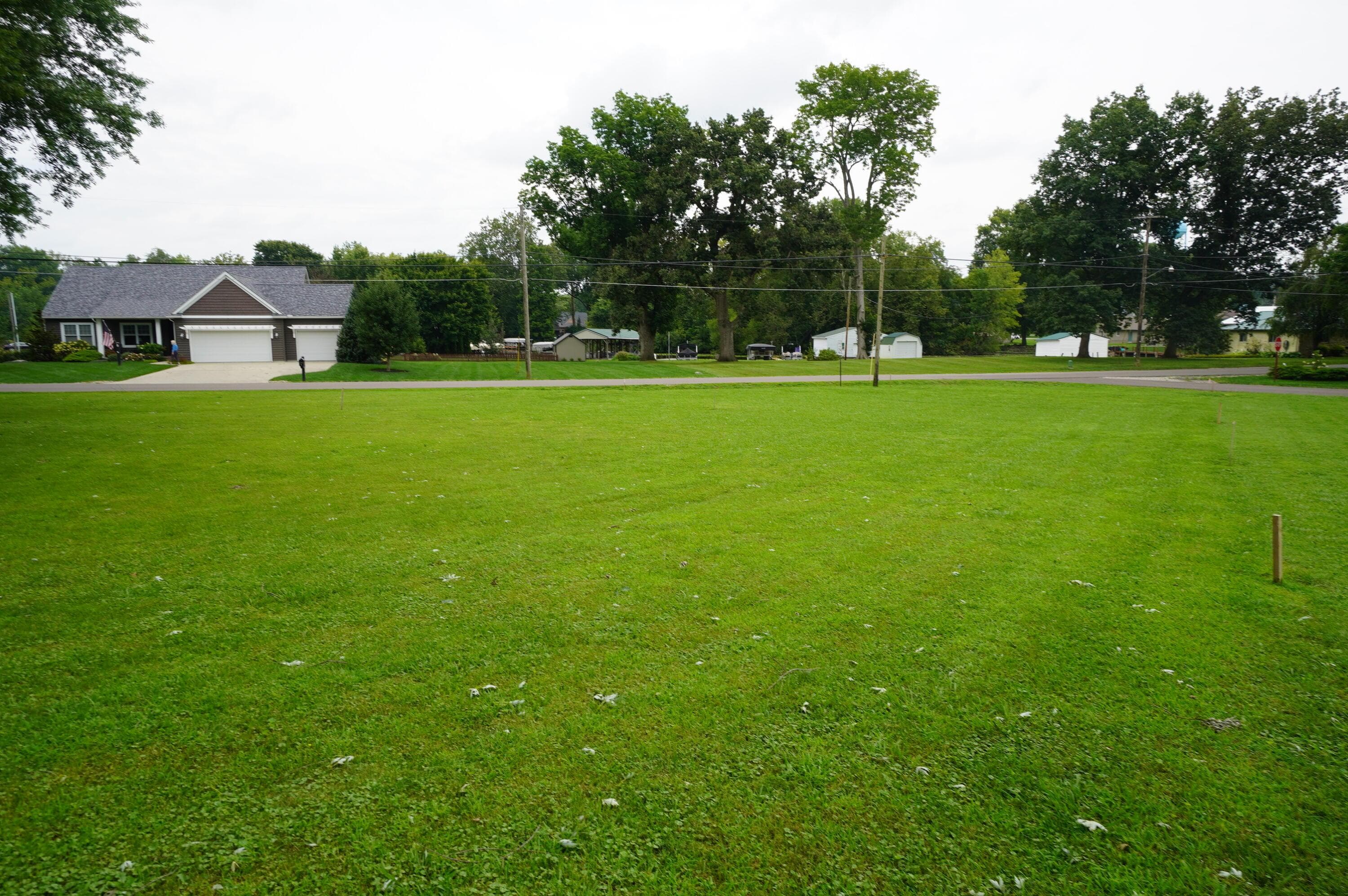 1102 W Lakeshore SE, Hebron, OH 43025