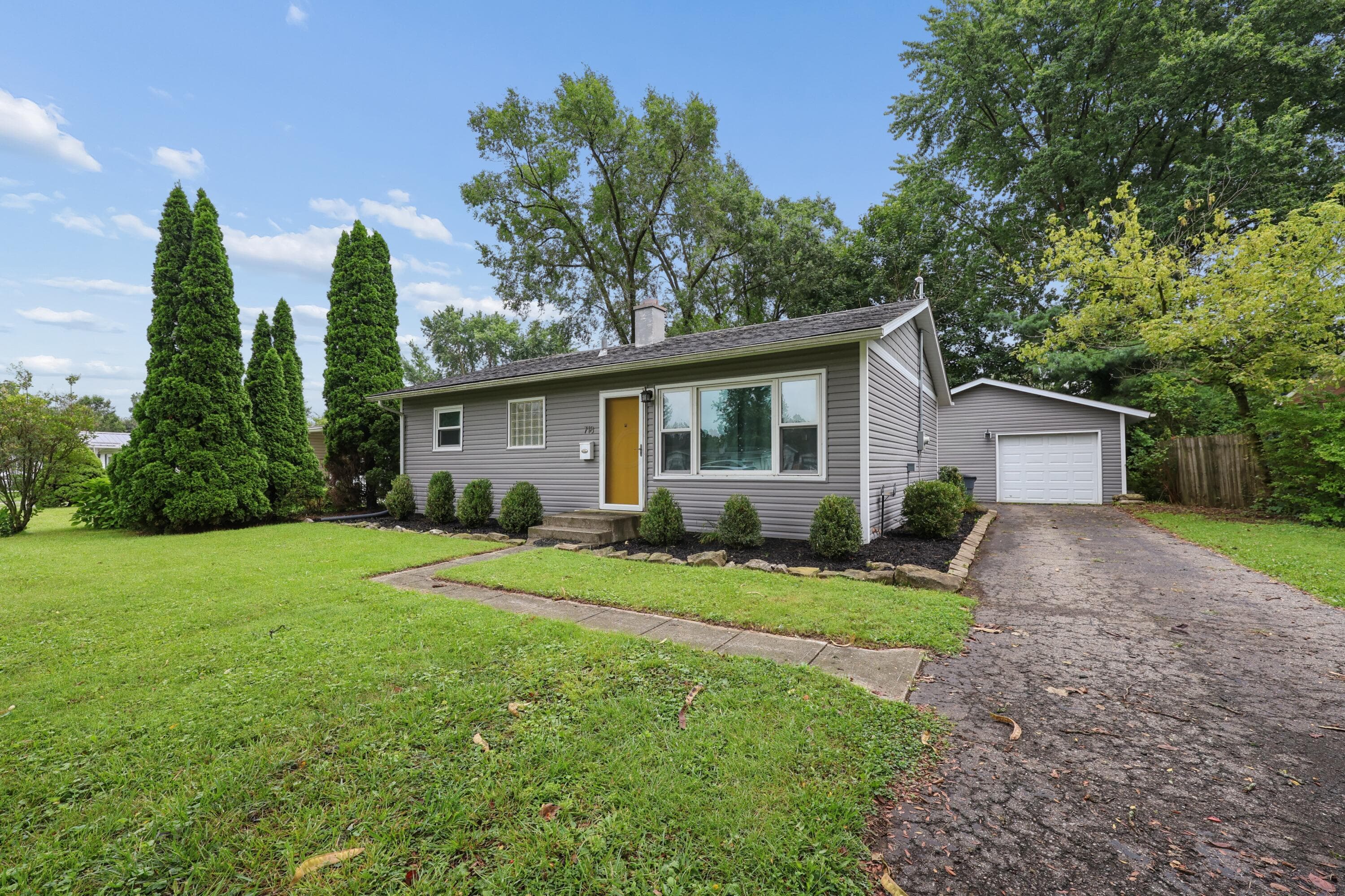 718 Meadow Drive, Newark, OH 43055