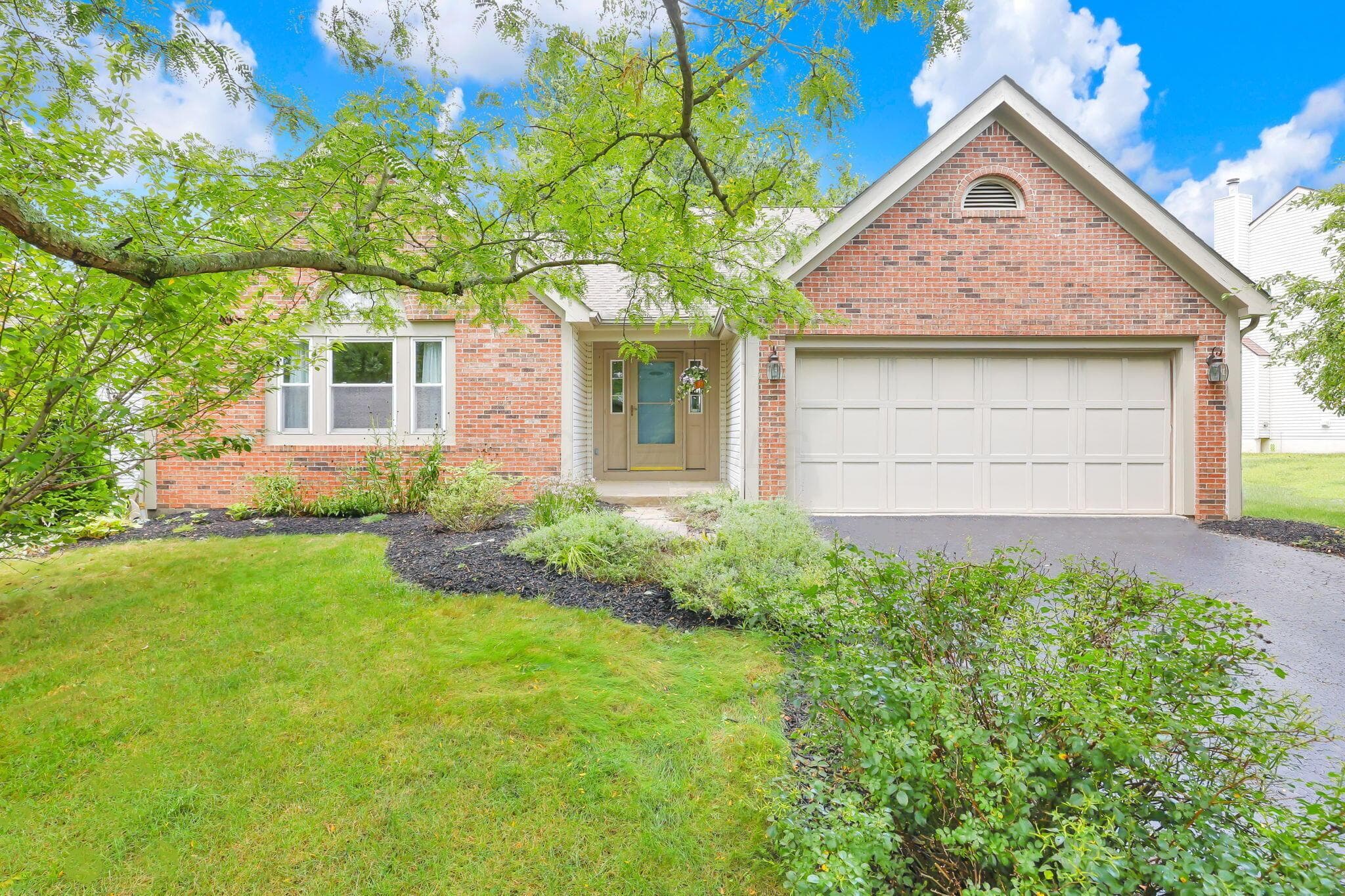 137 Clayburn Drive, Pataskala, OH 43062