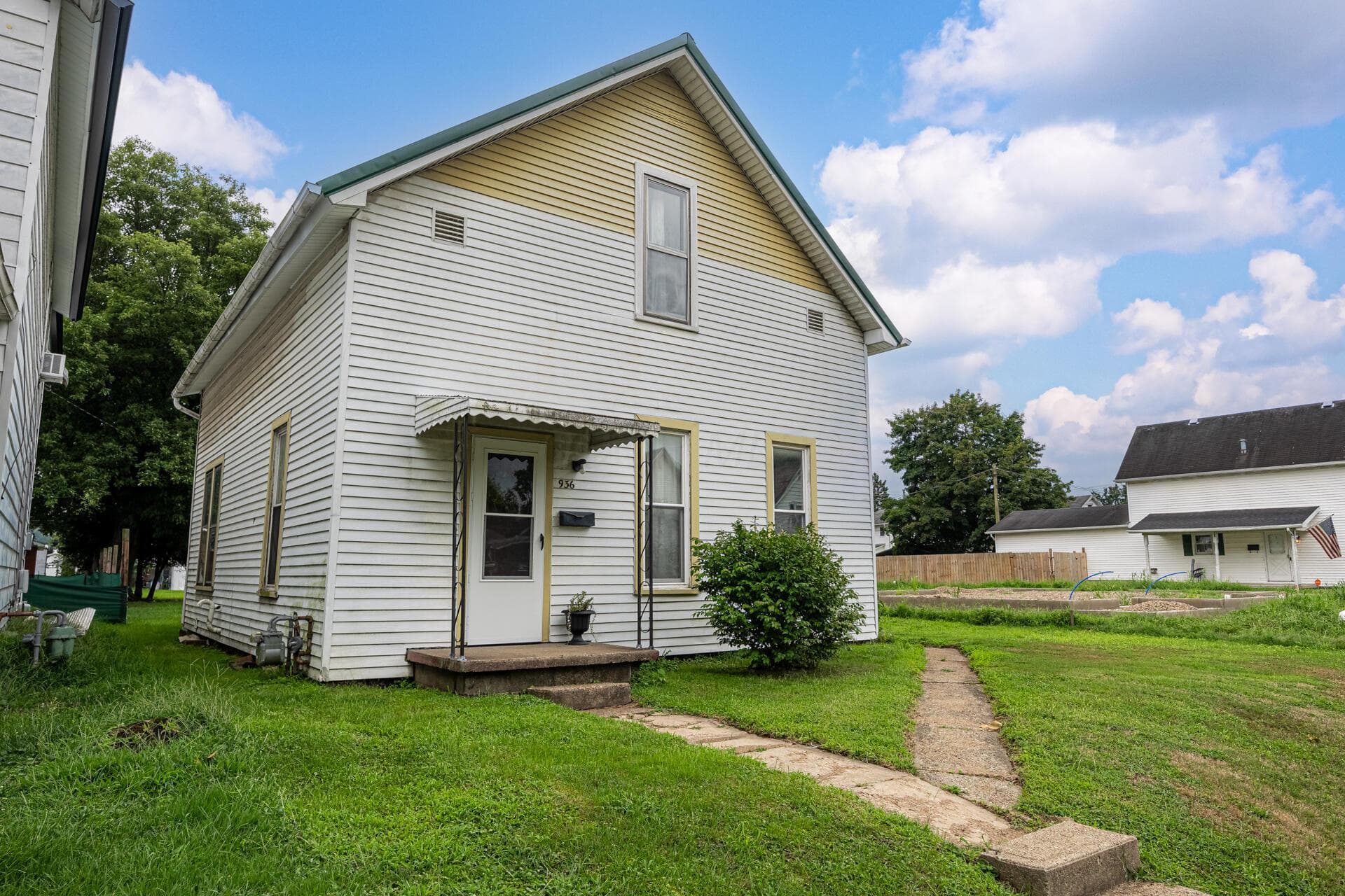936 S Lawn Avenue, Coshocton, OH 43812